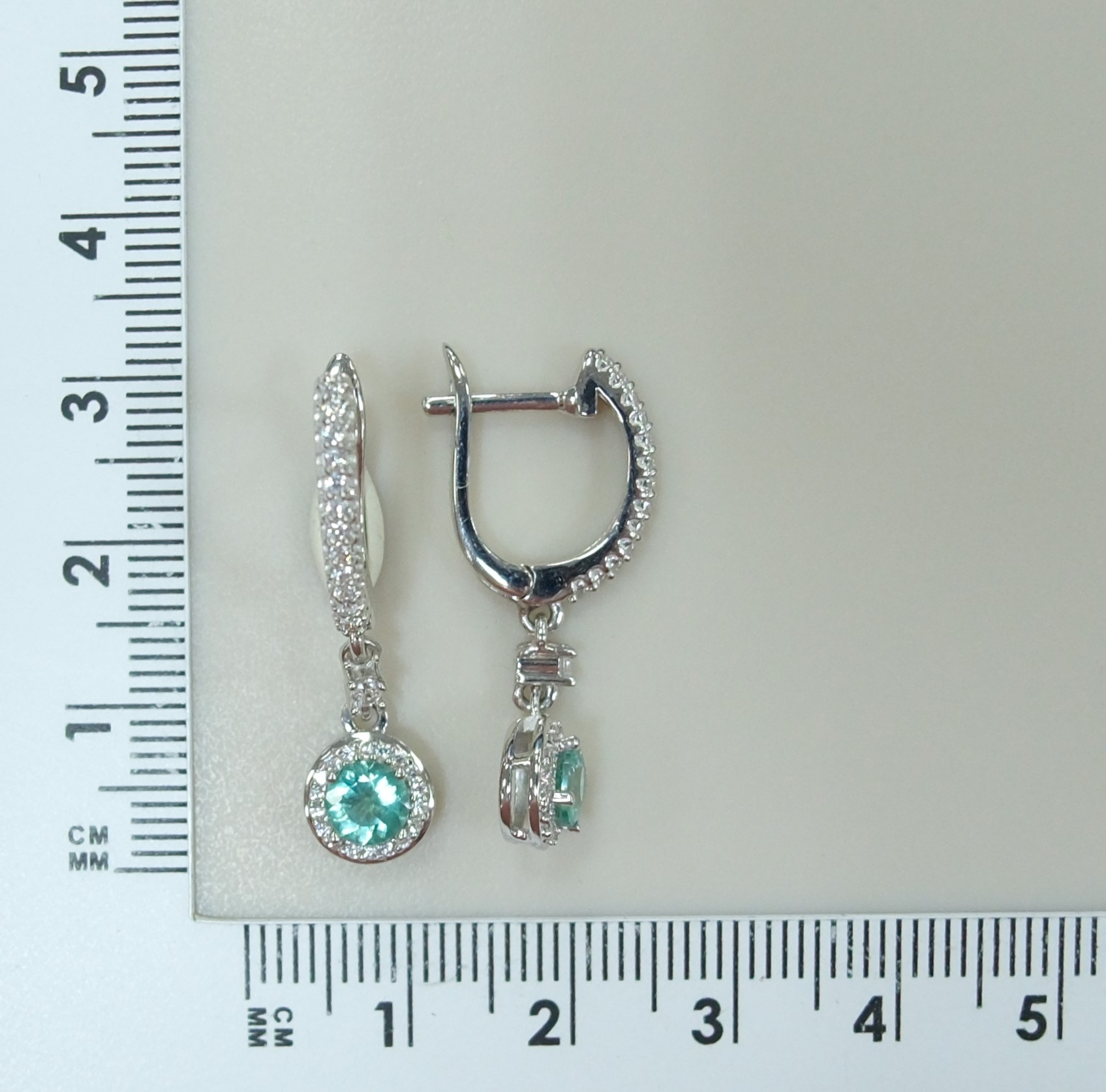 Серебряные серьги с апатитами